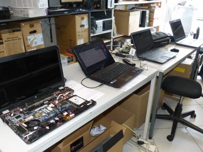 Atelier réparation écran cassé / dalle PC portable Domont - TROTTIPHONE - Expert Val-d'Oise